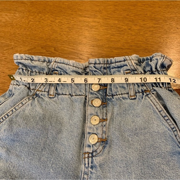 Topshop high waisted denim mom shorts in light wash with button fly - Picture 4 of 5